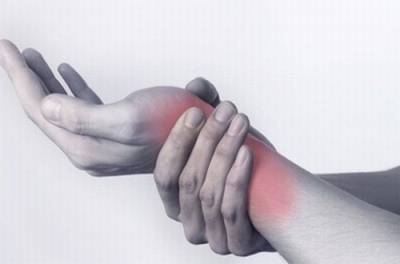Trật khớp cổ tay phải làm sao?